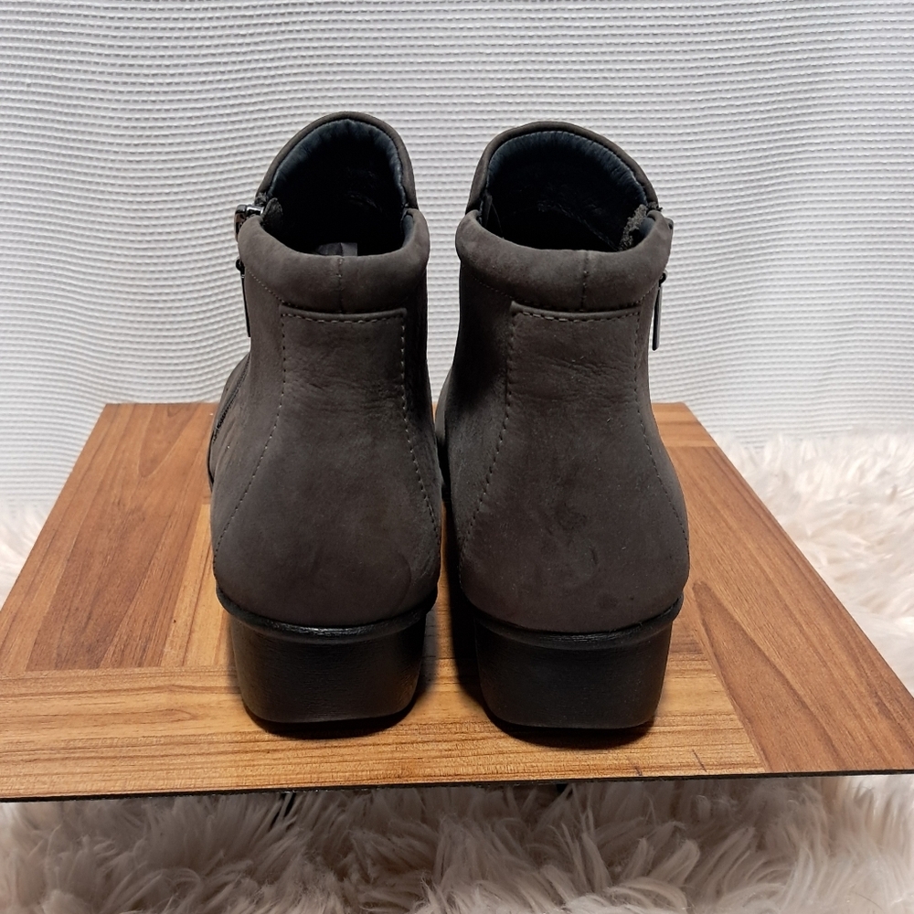 Like New Women's Danskos Size 9.5-10 - Picture 3 of 7